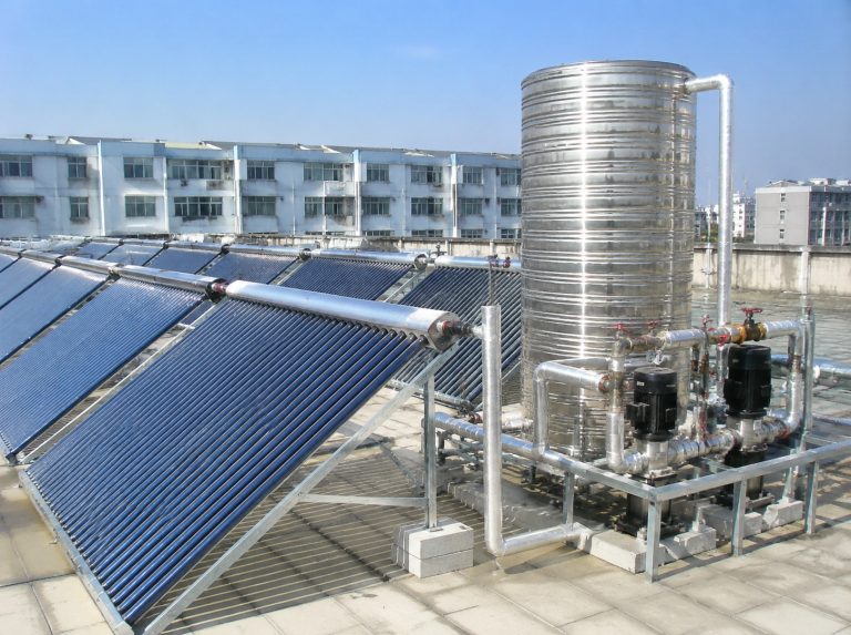 新乡县商用大容量真空管太阳能热水系统
